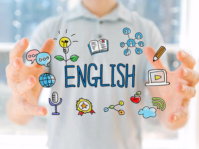 Ein Mensch hält beide Hände ausgestreckt, zwischen denen bunte Zeichnungen schweben. In der Mitte steht das Wort 'English'. Umgeben ist es von Symbolen wie einer Glühbirne, einem Buch, Sprechblasen, einem Mikrofon, einer Weltkugel, einem Laptop und weiteren Illustrationen, die Kommunikation und Lernen darstellen. Das Bild symbolisiert das Erlernen der englischen Sprache.