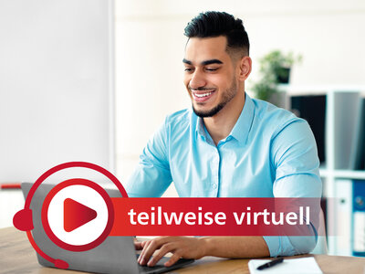 Ein lächelnder junger Mann mit einem hellblauen Hemd sitzt an einem Schreibtisch und arbeitet an einem Laptop. Der Hintergrund zeigt ein Büro mit einem Regal und einer Pflanze. Im unteren Bereich des Bildes ist ein rotes Banner mit einem Play-Button-Symbol und der Aufschrift 'teilweise virtuell' eingeblendet.