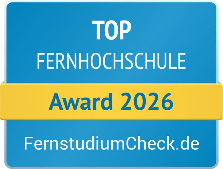 Rechteckiges Siegel mit blauem Farbverlauf und weißer Schrift. Im oberen Bereich steht in Großbuchstaben 'TOP FERNHOCHSCHULE'. Darunter verläuft ein gelbes Band mit der Aufschrift 'Award 2026' in blauer Schrift. Im unteren Bereich befindet sich die Webadresse 'FernstudiumCheck.de' in weißer Schrift. Das Siegel vermittelt die Auszeichnung als Top Fernhochschule für das Jahr 2026 durch FernstudiumCheck.de.