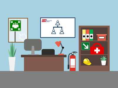 Ein illustriertes Büro mit einem Schreibtisch, auf dem ein Computer, ein Laptop und eine Lampe stehen. An der Wand hängt ein gerahmtes Bild mit einem grünen Pfeil, der auf eine Gruppe von Personen zeigt. Daneben befindet sich ein gerahmtes Organigramm mit dem Titel 'BSO Education Group'. Rechts vom Schreibtisch steht ein Regal mit verschiedenen Sicherheitsausrüstungen, darunter ein gelber Helm, ein Feuerlöscher, ein Erste-Hilfe-Kasten und ein grünes Notfallzeichen. Auf dem Boden steht eine Pflanze in einem Topf.