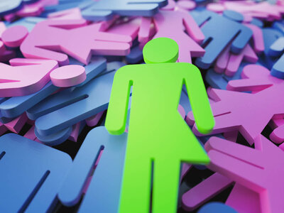 Eine grüne, stilisierte Figur steht im Vordergrund, umgeben von einer Vielzahl von anderen Figuren in verschiedenen Farben wie Rosa und Blau. Die Figuren sind in verschiedenen Posen und scheinen sich in einer überfüllten Umgebung zu befinden. Die Szene könnte eine Menschenmenge oder eine belebte Veranstaltung darstellen.