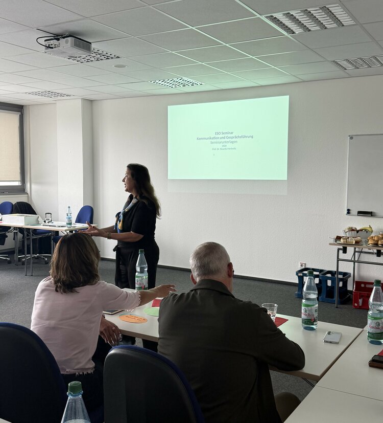 Kommunikation als Schlüssel nachhaltiger Führung Referentin Prof. Dr. Ricarda Merkwitz spricht während des Kommunikationstrainings vor den Teilnehmenden in einem Seminarraum der Euro Akademie Aschaffenburg.