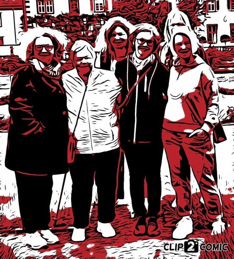 Eine digital bearbeitete Illustration von fünf Frauen, die gemeinsam draußen posieren. Das Bild ist in einem rot-schwarz-weißen Comic-Stil gehalten, mit starkem Kontrast und markanten Linien. Die Frauen tragen Jacken und warme Kleidung, einige mit Kapuzen oder Schals. Im Hintergrund sind Gebäude und Bäume zu erkennen. Unten rechts befindet sich das Logo „CLIP2COMIC“.