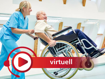 Eine Pflegekraft in blauer Uniform schiebt einen älteren Mann in einem Rollstuhl durch einen hellen Innenraum, möglicherweise ein Pflegeheim oder eine Klinik. Beide wirken fröhlich und entspannt, der ältere Mann lacht herzlich. Im Vordergrund des Bildes ist ein rotes Banner mit einem Play-Button-Symbol und dem Wort "virtuell" zu sehen. Der Raum wirkt freundlich und einladend, mit hellem Boden und großen Fenstern im Hintergrund. Die Szene vermittelt eine positive und fürsorgliche Atmosphäre.