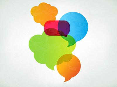 Eine Ansammlung von Sprechblasen in verschiedenen Farben, darunter Blau, Grün, Orange, Rot und Lila. Die Sprechblasen sind in verschiedenen Größen und überlappen sich teilweise, was auf eine lebhafte Diskussion oder einen Dialog hindeutet.