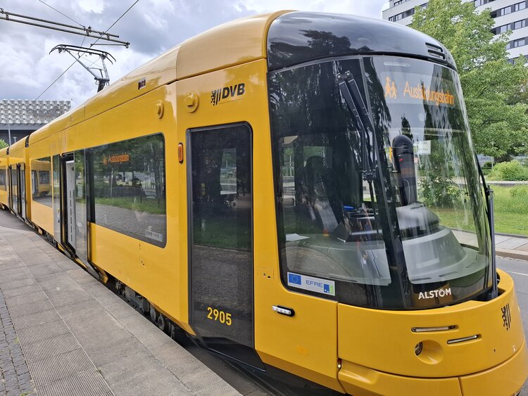 Außenaufnahme einer gelben Straßenbahn, auf der vorne "Ausbildungsbahn" steht.