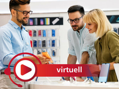 Drei Personen stehen in einem modernen Laden und betrachten gemeinsam ein orangefarbenes Smartphone. Eine Person hält das Gerät in der Hand, während die anderen beiden interessiert zuschauen und sich unterhalten. Im Hintergrund sind Regale mit verschiedenen Smartphones und Zubehör zu sehen. Im Vordergrund des Bildes befindet sich ein rotes Play-Symbol kombiniert mit einem stilisierten Headset. Daneben steht die Aufschrift 'virtuell', was auf ein virtuelles Schulungs- oder Informationsangebot hinweist.