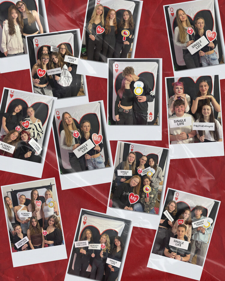 Ein Collage-Foto zeigt mehrere Gruppen junger Menschen, die vor einem roten Hintergrund mit einem überdimensionalen Spielkartenmotiv (Herz Queen) posieren. Sie halten Schilder mit Aufschriften wie "Single Life", "Already Taken" und "Looking for Love".
