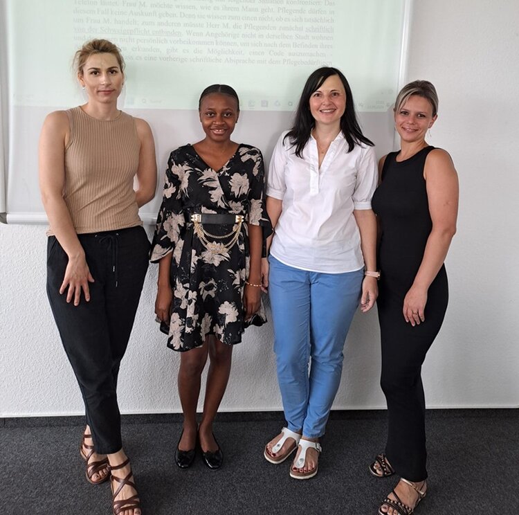 Mitarbeiterinnen der Euro-Schulen posieren mit Mitarbeiterin des BAMF für ein Foto. 