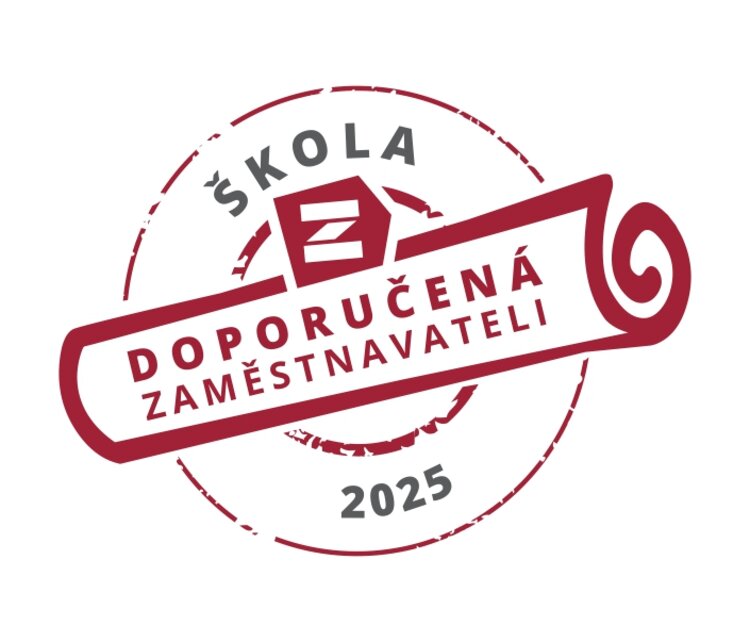 Ein rundes Logo mit rotem und grauem Farbdesign. Im oberen Bereich steht das Wort „ŠKOLA“ in Großbuchstaben. Im Zentrum befindet sich ein stilisiertes Buchsymbol. Ein rot-weißes Band mit der Aufschrift „DOPORUČENÁ ZAMĚSTNAVATELI 2025“ (Empfohlen von Arbeitgebern 2025) umgibt das Logo.