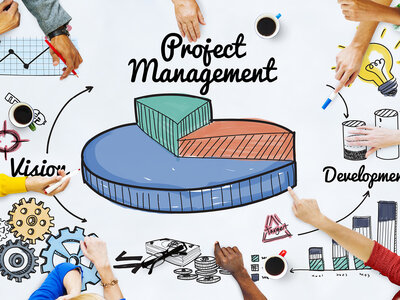 Mehrere Hände arbeiten an einem großen Blatt Papier, das mit verschiedenen Elementen des Projektmanagements gefüllt ist. In der Mitte des Blattes steht 'Project Management' in großen Buchstaben. Um dieses Zentrum herum sind verschiedene Symbole und Begriffe gezeichnet, darunter ein Diagramm mit den Abschnitten 'Vision' und 'Development', eine Glühbirne, ein Zahnrad, ein Zielsymbol, ein Stapel Geldscheine und eine Tasse Kaffee. Die Hände scheinen zu zeichnen, zu schreiben und auf verschiedene Elemente zu zeigen.
