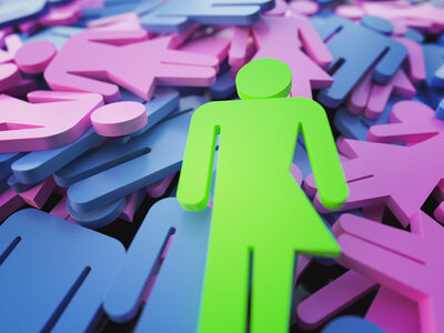Eine grüne, stilisierte Figur steht im Vordergrund, umgeben von einer Vielzahl von anderen Figuren in Rosa und Blau. Die Figuren sind in verschiedenen Posen und scheinen sich zu überlappen. Die grüne Figur hebt sich deutlich von den anderen Figuren ab, was auf Individualität oder Einzigartigkeit hinweisen könnte.