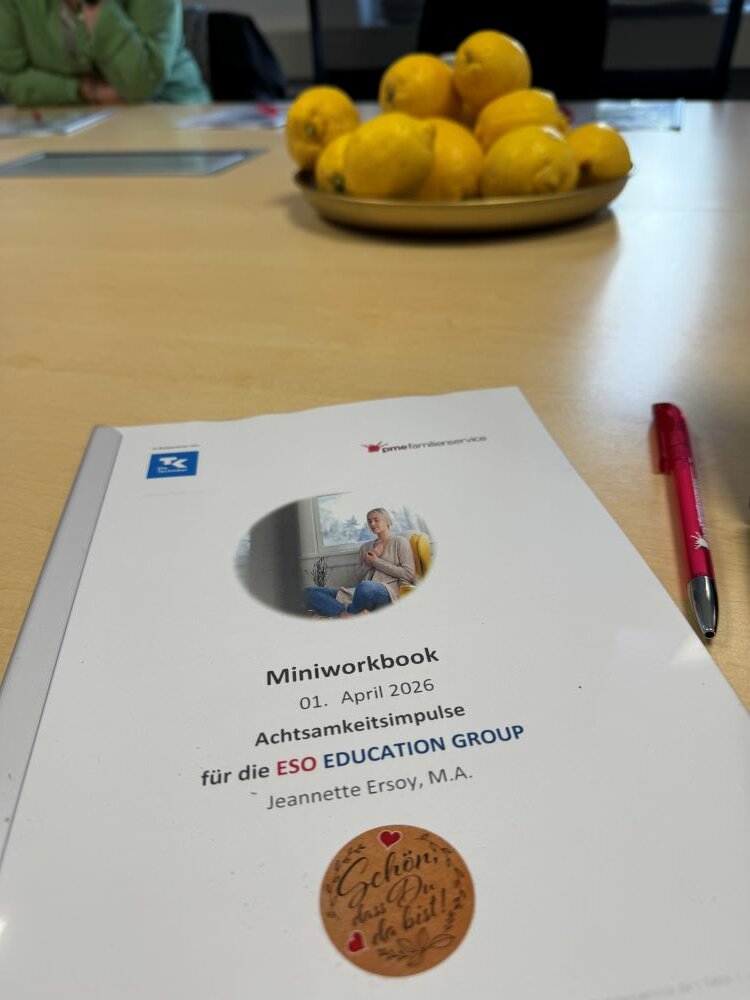 Achtsamtkeit im Fokus: ESO Education Group veranstaltet erneut erfolgreichen Gesundheitstag in Stockstadt Ein Miniworkbook mit dem Titel „Achtsamkeitsimpulse für die ESO EDUCATION GROUP“ liegt auf einem Tisch. Daneben befindet sich ein Teller mit Zitronen. Auf dem Workbook ist das Datum 01. April 2026 und der Name Jeannette Ersoy, M.A. zu sehen.