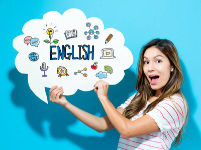 Das Bild zeigt eine Person mit einem “ENGLISH”-Schild, umgeben von Symbolen für das Englischlernen. 