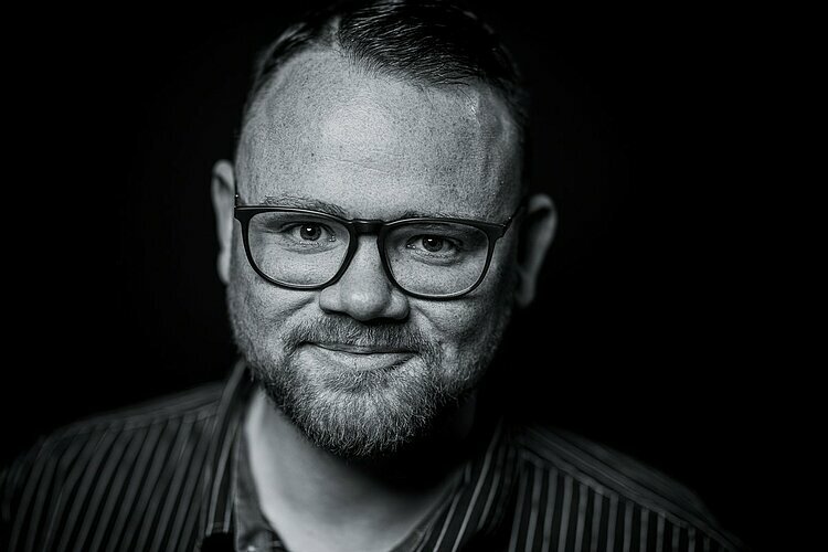 Schwarz-weiß Porträt des Mitarbeiters Jan Wilke